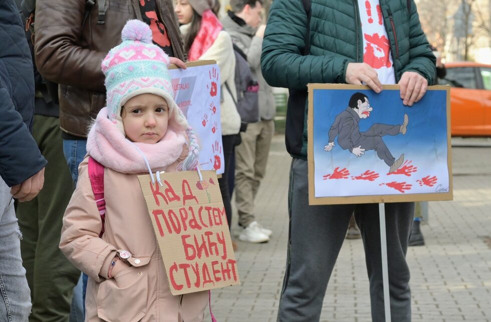 Граждани носеха плакати с надписи "София подкрепя сръбските студенти", а плакатите на много от присъстващите гласяха "Когато порасна, ще стана студент".<br />