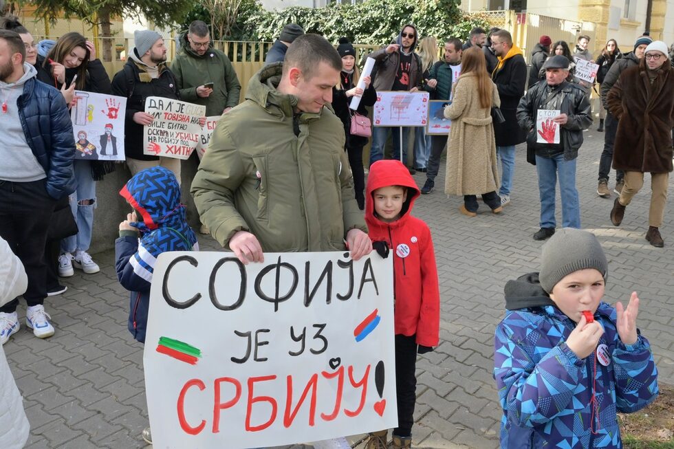 Сръбската общност в България остава в готовност отново да подкрепи протестиращите в Белград. Повече информация за това как премина протестът и какво разказа пред "Дневник" събралите се - четете <a href="https://www.dnevnik.bg/bulgaria/2025/02/09/4740807_kogato_porasna_shte_stana_student_srubskata_obshtnost/?ref=home_layer2" target="_blank">тук</a>.