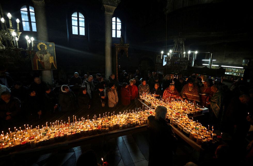 Всяка година на 10 февруари храм "Въведение Богородично" в Благоевград се изпълва от ранните часове с хора, дошли за богослужението и за освещаването на меда.