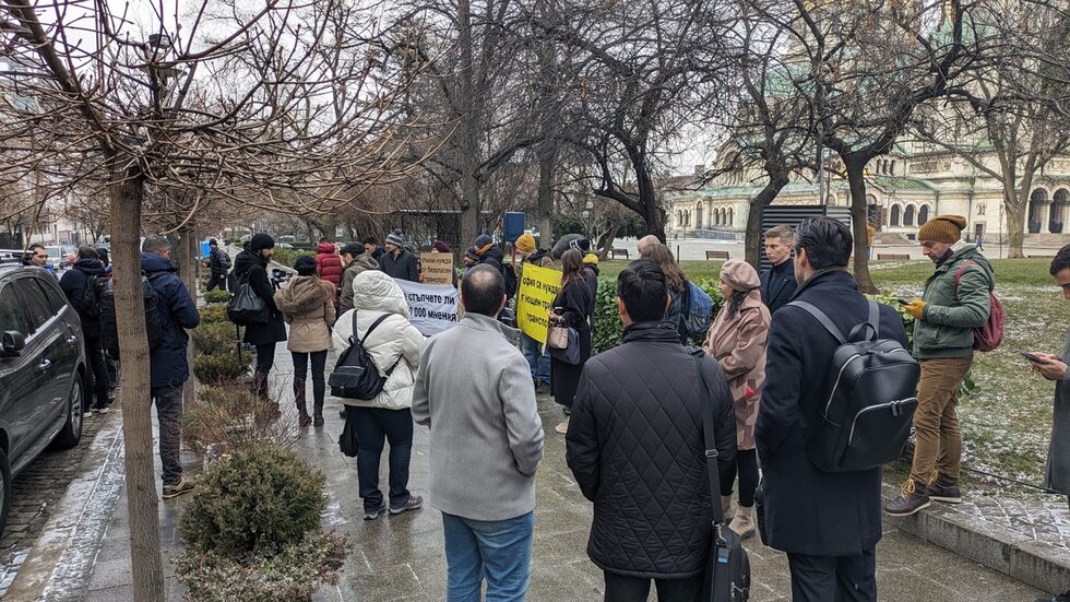 Граждани се събраха под прозорците на Столичния общински съвет (СОС) в подкрепа на нощния градски транспорт и срещу спирането на две от линиите в столицата.
