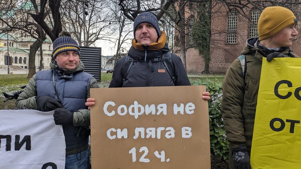 Според протестиращите тази услуга подобрява достъпността и безопасността в София през късните часове на нощта. Те посочиха, че причините за използването на нощния градски транспорт са разнообразни – от работещи нощна смяна и туристи до хора без лични автомобили или такива, които трябва спешно да посетят роднини. Част от присъстващите жени споделиха, че се чувстват много по-сигурни, когато използват нощните автобуси, където има персонал и камери, в сравнение с придвижването по неосветените улици.