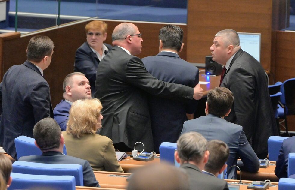 Още в началото на днешното заседание се спречкаха Кирил Петков от "Продължаваме промяната - Демократична България" и Байрам Байрам от "ДПС-Ново начало". Това стана по време на дискусиите дали в работата на парламента да се включи <a href="https://www.dnevnik.bg/politika/2025/02/13/4742635_slugi_na_peevski_bsp_ima_takuv_narod_i_gerb_spriaha/?ref=home_layer2" target="_blank">създаването на временна парламентарна комисия</a>, която да разследва влиянието на Делян Пеевски и майка му Ирена Кръстева в България.