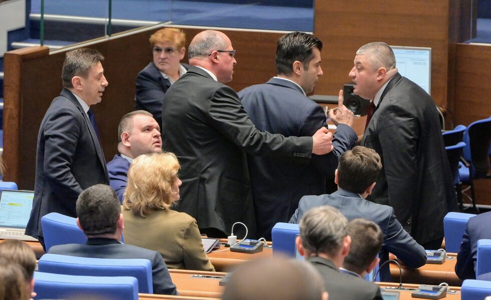 И днес квесторите в парламента не скучаеха и на няколко пъти трябваше да се намесят, за да не се стигне до физически сблъсъци между депутатите.