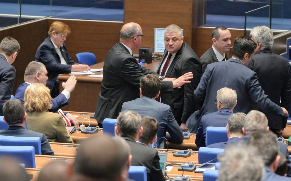 Фотогалерия: Заплахи и сблъсъци в парламента - Петков срещу Байрам и Цонев срещу Чорбов