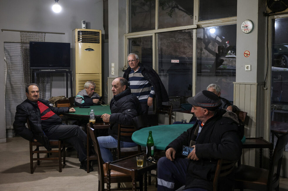 В предградията на работническата класа западно от Атина, където работят повечето корабостроителници, също се наблюдава оживление.<br /><br />В крайморския град Перама десетки компании действат като подизпълнители на големите корабостроителници. Безработицата, която преди 10 години е била 40%, е спаднала толкова ниско, че изпълнителите не могат да намерят достатъчно работници, казва кметът Янис Лагудакос.