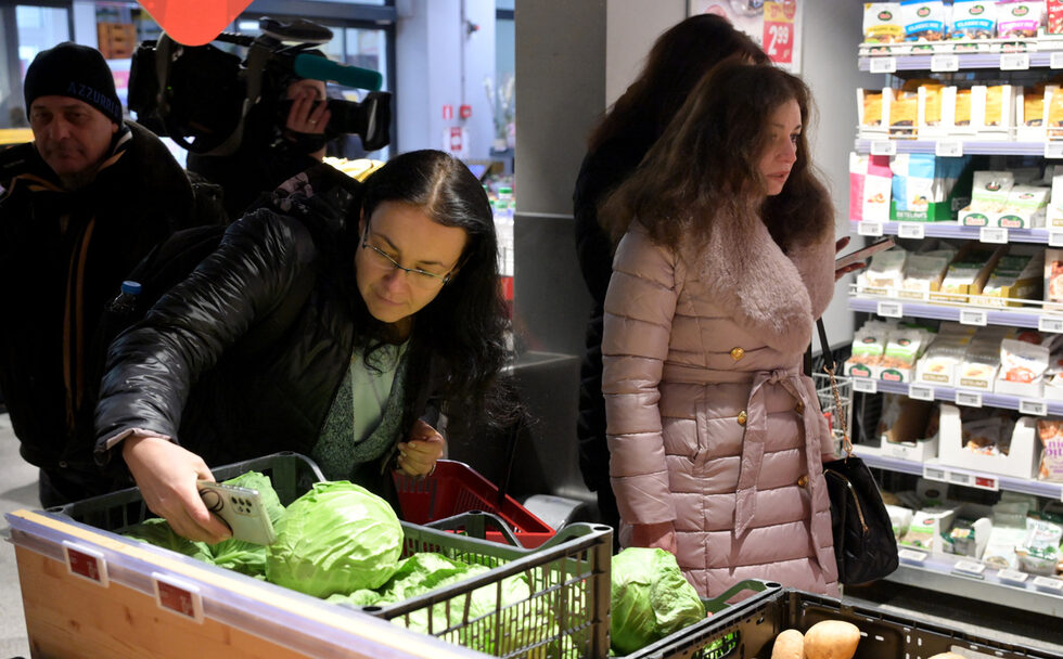 Инспектори от Българската агенция по безопасност на храните (БАБХ), Националната агенция за приходите (НАП) и Комисията за защита на потребителите (КЗП) започнаха масирани проверки на цялата агрохранителна верига (производители, преработватели, дистрибутори, търговци на едро и дребно, вносители).