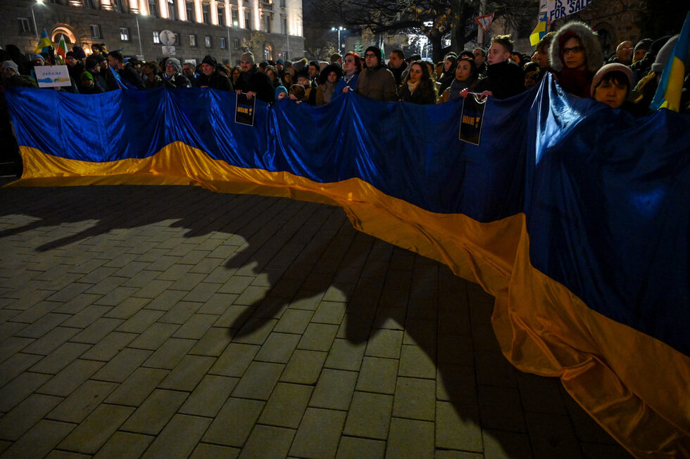 Там граждани скандираха думите "Тук не е Москва", "Копейките в Москва", "Ние сме Европа", "Путин терорист" и "Радев е позор".