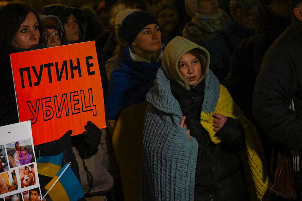 Граждани носеха различни плакати с призиви за прекратяване на военните действия на Русия срещу Украйна. "За справедливостта надделявам. Украйна трябва да спечели", "Путин е убиец" и "Слава за Украйна", гласяха някои от тях.