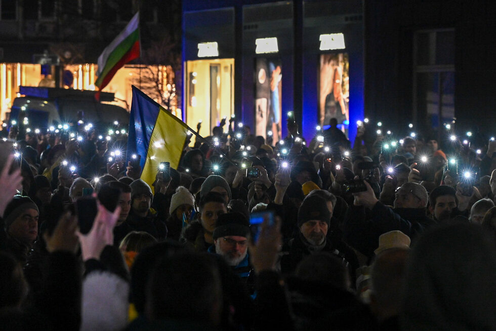 В края на мирната акция няколко души запалиха свещички, оставени на земята пред микрофоните на говорителите, а всички запазиха минута мълчание в памет на загиналите на фронта в Украйна.