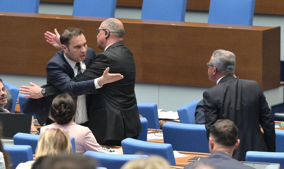 По не много ясни причини <a href="https://www.dnevnik.bg/photos/2025/02/13/4742838_fotogaleriia_kvestorite_v_parlamenta_i_dnes_vliazoha_v/" target="_blank">почти до бой стигнаха депутатът от "Възраждане" Ивайло Чорбов и Йордан Цонев от "ДПС-Ново начало".</a><br /><br />Първоначално да ги разтърве опита народният представител от ГЕРБ Росица Кирова.
