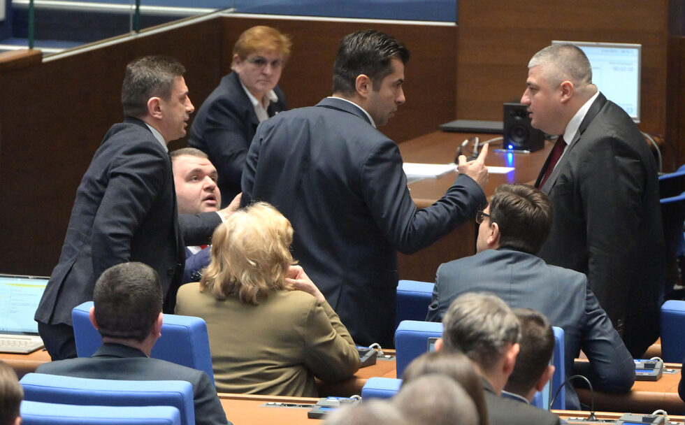 На 13 февруари <a href="https://www.dnevnik.bg/photos/2025/02/13/4742838_fotogaleriia_kvestorite_v_parlamenta_i_dnes_vliazoha_v/" target="_blank">в началото на заседанието се спречкаха Кирил Петков от "Продължаваме промяната - Демократична България" и Байрам Байрам от "ДПС-Ново начало".</a><br /><br />Това стана по време на дискусиите дали в работата на парламента да се включи създаването на временна парламентарна комисия, която да разследва влиянието на Делян Пеевски и майка му Ирена Кръстева в България.