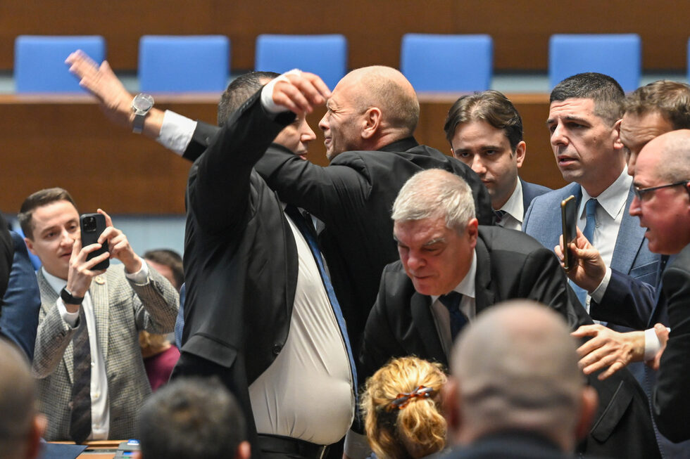 <a href="https://www.dnevnik.bg/bulgaria/2025/02/05/4739097_deputati_ot_vuzrajdane_napadnaha_manol_peikov/" target="_blank">Рунд пореден. </a>Така кратко може да се опише пленарното заседание от 5 февруари на Народното събрание, тъй като отново се стигна до напрежение между депутати от "Продължаваме промяната - Демократична България" и "Възраждане". Това наложи два пъти намесата на квесторите, които не позволиха да се стигне до физически сблъсък.