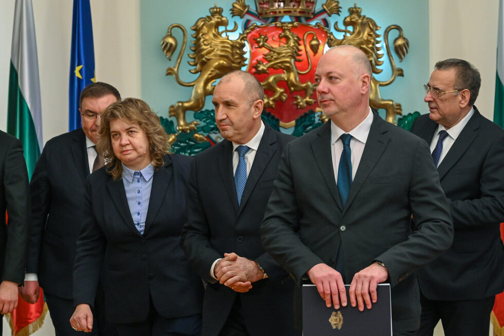 <a href="https://www.dnevnik.bg/bulgaria/2025/02/18/4744421_radev_subira_suveta_po_nacionalna_sigurnost_zaradi/#4744994" target="_blank">Президентът Румен Радев свика Консултативния съвет за национална сигурност (КСНС).</a><br /><br />Поводът бяха рисковете и заплахите, произтичащи от разпространението на наркотични и упойващи вещества сред подрастващото поколение и злоупотребата с тях.<br /><br />