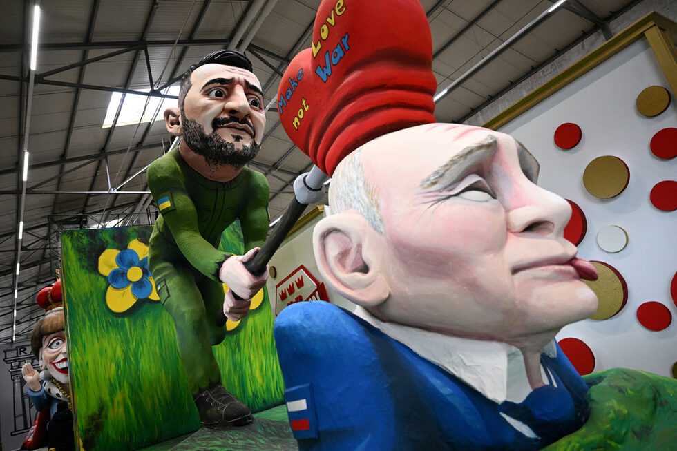Карнавална платформа, изобразяваща украинския президент Володимир Зеленски, който удря руския президент Владимир Путин с "любовен чук", е представена преди традиционния Rose Monday Carnival в Кьолн, Германия.