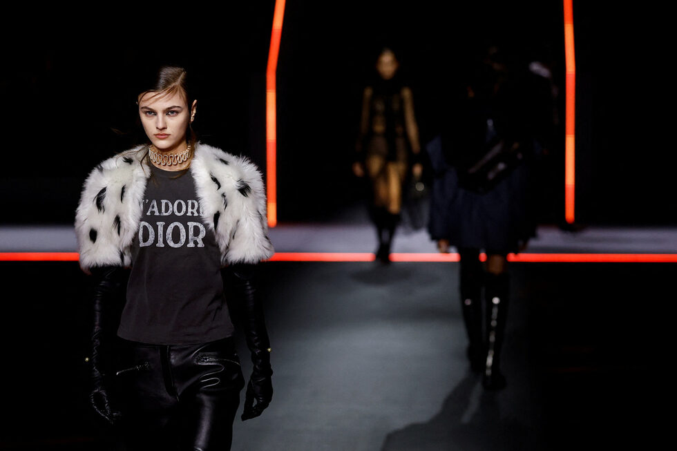 Нова интерпретация Кюри представя и на емблематичната тениска J'adore Dior от времето, когато Джон Галиано е начело на модната къща. Тази дреха е запазила звездния си статус през годините, а голяма част от този успех се дължи отчасти на появата ѝ в "Сексът и градът 2" няколко години след първоначалното му представяне на подиума, носена от Кари Брадшоу, припомня списание "Ел".