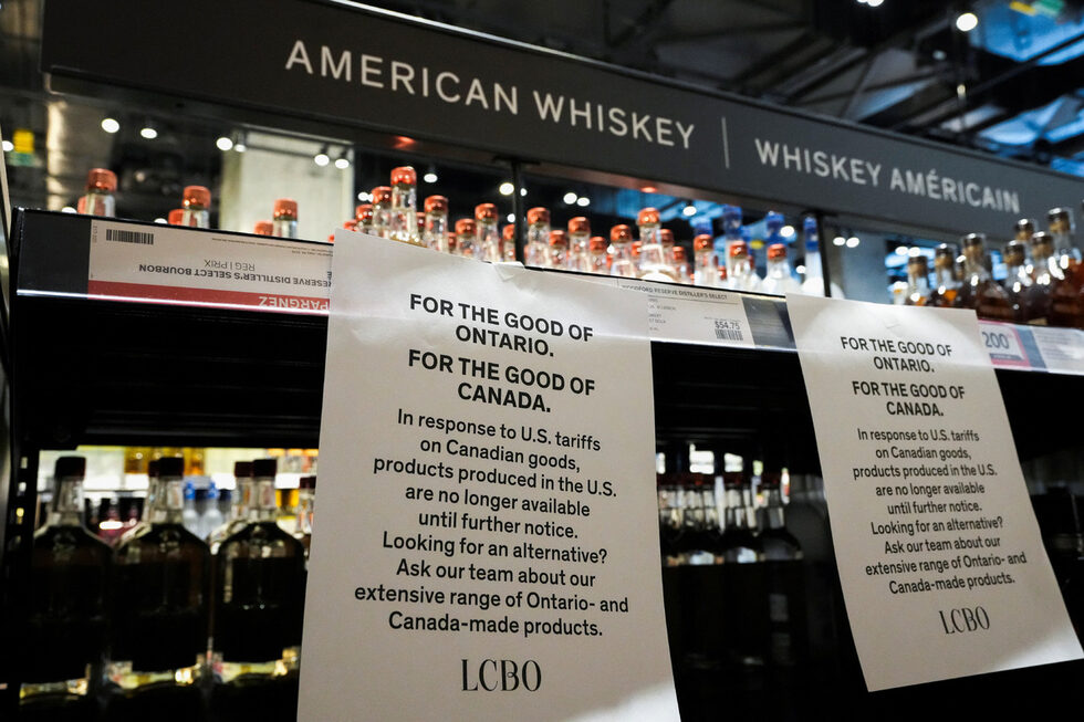 Уебсайтът на LCBO временно не работеше във вторник, докато тези продукти бъдат премахнати. В един от магазините за алкохол в центъра на Торонто служителите изчистиха американското уиски, водка и вино от рафтовете и поставиха табели с надпис: "За доброто на Онтарио. За доброто на Канада."<br /><br />LCBO е и основният дистрибутор на алкохол в провинцията, което означава, че магазините за хранителни стоки, баровете и ресторантите, както и други търговци на дребно вече няма да могат да купуват американски алкохол.