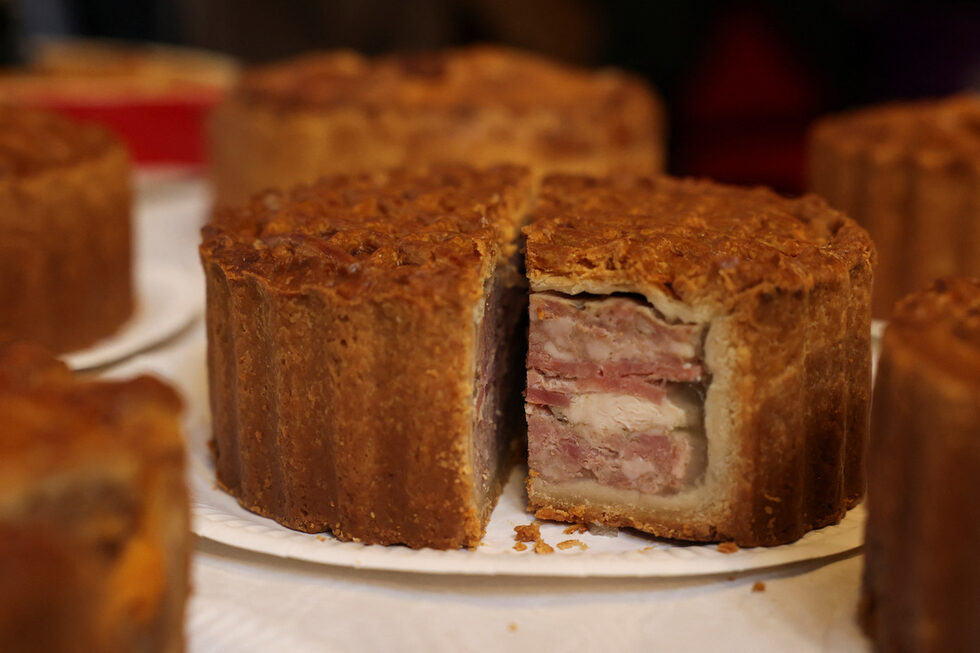 В Лестършир започна журирането в световноизвестния конкурс ''British Pie Awards''. Тази година годишният конкурс се провежда за 17-и път в Мелтън и за короната се борят близо 900 ястия.<br /><br />Пайовете варират от надеждни традиционни вкусови комбинации като пържола и бира до по-експериментални рецепти, включително марокански пай с козе месо, шафран и сини сливи. Конкурсът вече има 26 различни класа, включително вегетариански, вегански и безглутенови пайове.
