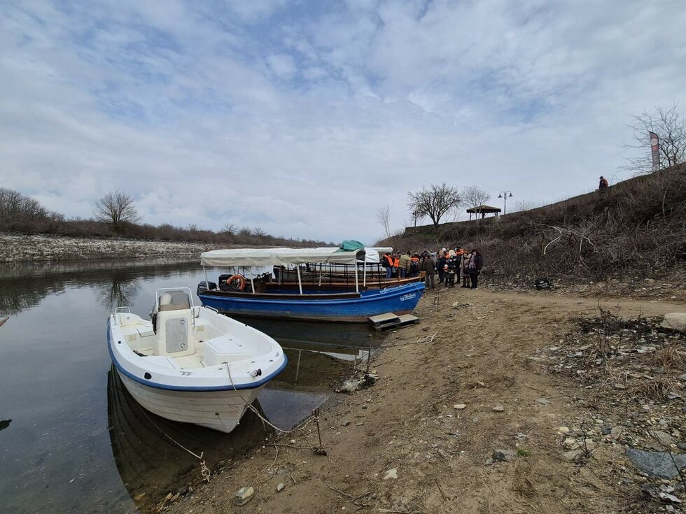 По-нататък по пътя се достига до малък пристан, откъдето тръгват туристически лодки. Срещу 12 евро предлагат разходка за около час, като снабдяват предварително туристите със спасителни жилетки, а по време на плаването - с бинокли. Капитанът неизбежно е с фрапе в ръка.