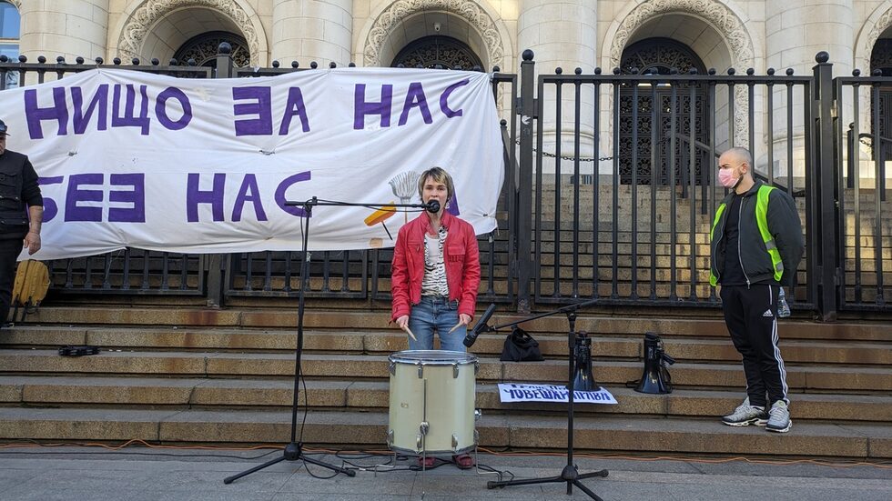 Украинската бежанка Дария представи кратко изпълнение на барабани с авторска песен. В нея тя пя за любовта като отговор на репресията.