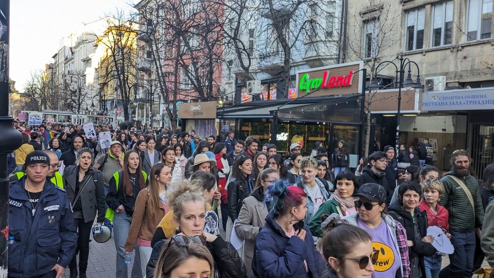 Протестът премина спокойно под звуците на рок и поп музика. Имаше засилено полицейско присъствие. Шествието премина през пешеходната зона на бул. "Витоша" и след това продължи по бул. "Патриарх Евтимий" като движението бе временно ограничено.