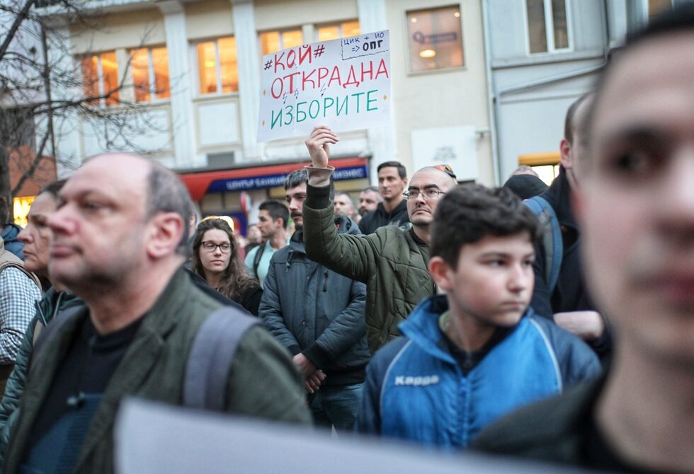 Организаторите заявиха, че демонстрацията е в защита на правовата държава и честните избори. Протестиращите посочиха, че държавното дружество "Информационно обслужване" и прокуратурата блокират работата на Конституционния съд по делото за оспорване на изборите, за да запазят "фалшивите резултати". Недоволството е провокирано от намесата в работата на съда, а по-рано днес мнозинството от депутатите приеха декларация, в която обвиняват Конституционния съд, че не изпълнява задълженията си и искат да публикува на всички документи по делото. Депутатите от ДПС на Доган и "Продължаваме промяната - Демократична България" обаче твърдят, че това нарушава Конституцията, независимостта на съда и е опит да се попречи на КС да се произнесе за нарушенията на изборните правила.