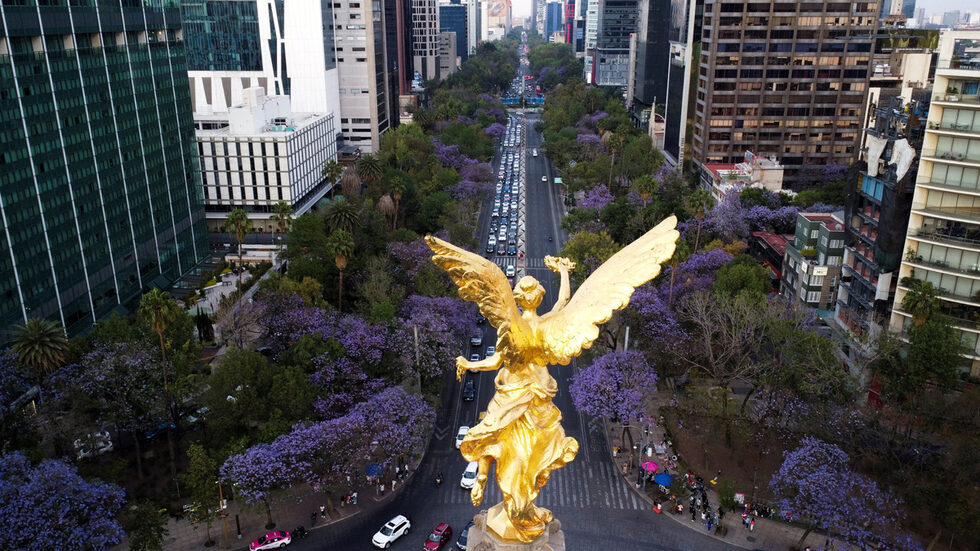 Авеню Paseo de la Reforma близо до монумента "Ангела на независимостта" в Мексико Сити, Мексико.