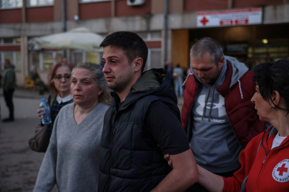 "Истински ад", огнени кълба са падали от тавана, десетки линейки водят борба за живот всяка секунда, активирани са и хеликоптери за най-спешните случаи, търсят се още кислородна вода и физиологичен разтвор. На снимката: Млад мъж е придружаван от лекари, след като е излязал от нощното заведение.