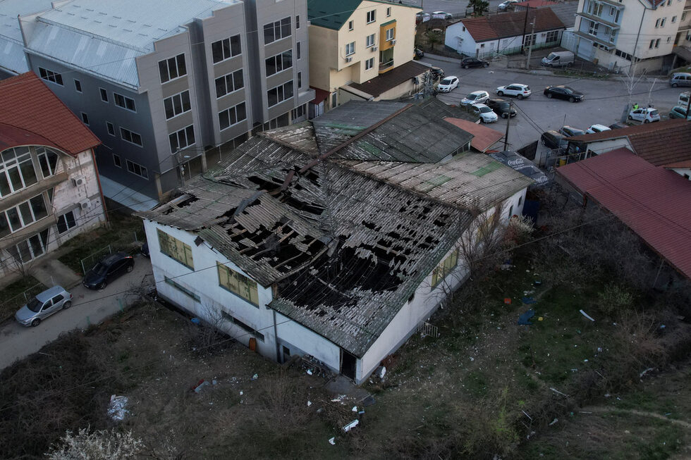 Смъртоносен пожар избухна в нощния клуб "Пулс" в Кочани, Северна Македония, по време на концерт на хип-хоп дуото DNK. На снимката: Общ изглед на нощния клуб от високо.