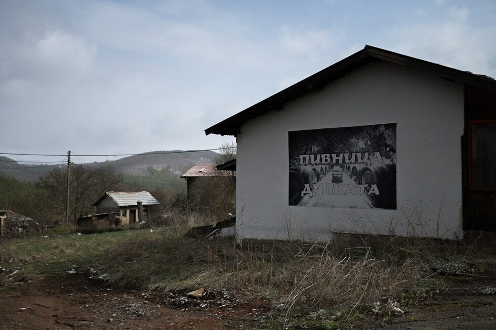 Пивница "Дупката" е съвсем наблизо до най-голямата забележителност - входа на тунела, дълбок 128 м. Заведението е построено след като през 1992 г. се разчу, че висши военни търсят там контакт с извънземни.<br /><br />Кръчмарката Райна, която тогава и години след това посрещаше прииждащите в селото екстрасенси, уфолози и търсачи на паралелни вселени, но от доста време е затворила пивницата. Надписът обаче стои.