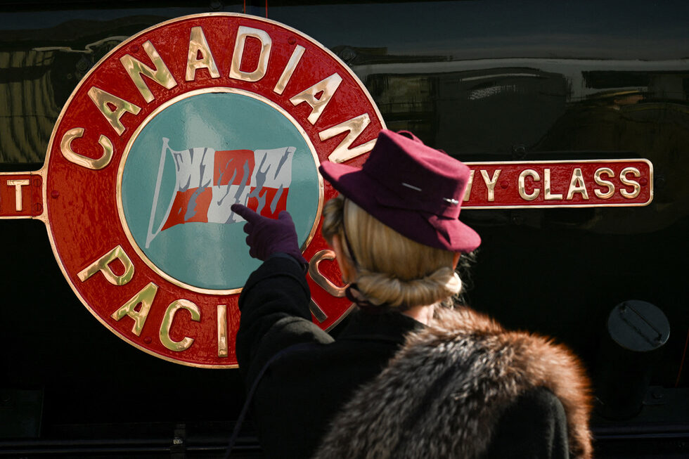 Canadian Pacific, парен влак от 40-те години на миналия век, който е превозвал войници и провизии до южното крайбрежие на Англия по време на Втората световна война, отново влезе в експлоатация в сряда, като качи във вагоните си доброволци, които прекараха 14 години в ремонтирането му, и роднини на тези, които са го построили.<br /><br />