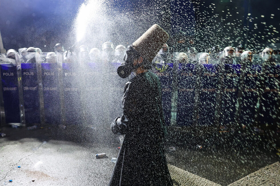 Фотогалерия: С маски и противогази турци протестират за Имамоглу