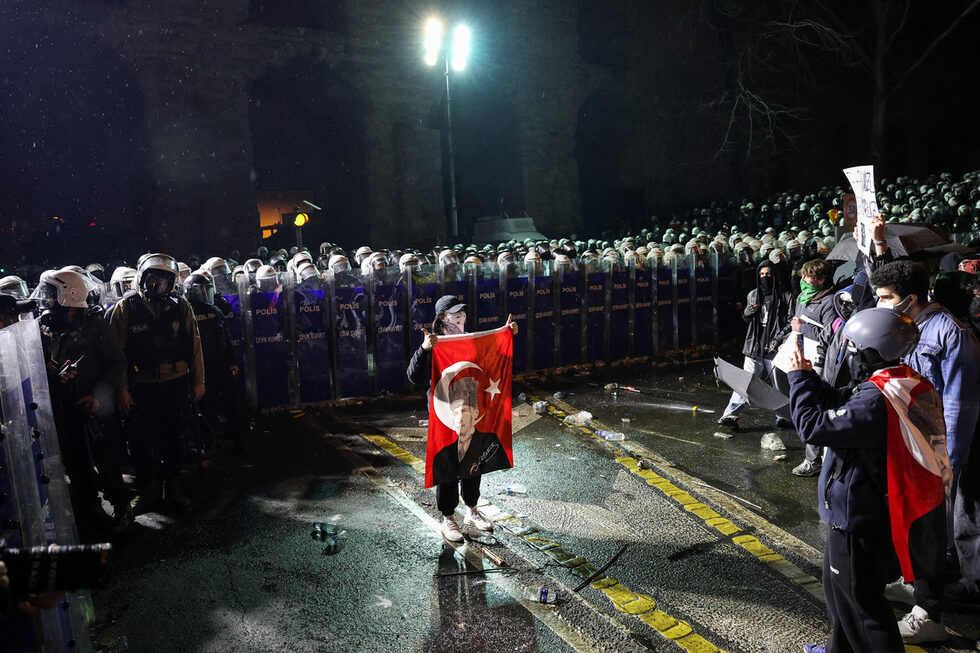 Фотогалерия: С маски и противогази турци протестират за Имамоглу