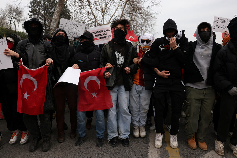Фотогалерия: С маски и противогази турци протестират за Имамоглу