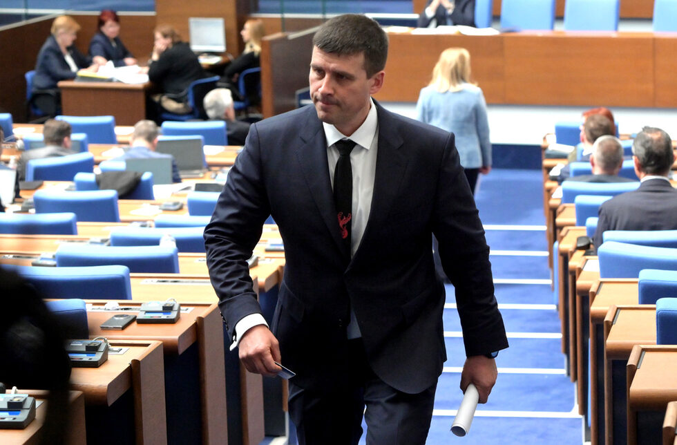 Ивелин Михайлов върви през пленарната зала на Народното събрание след полагането на клетва от "Величие".