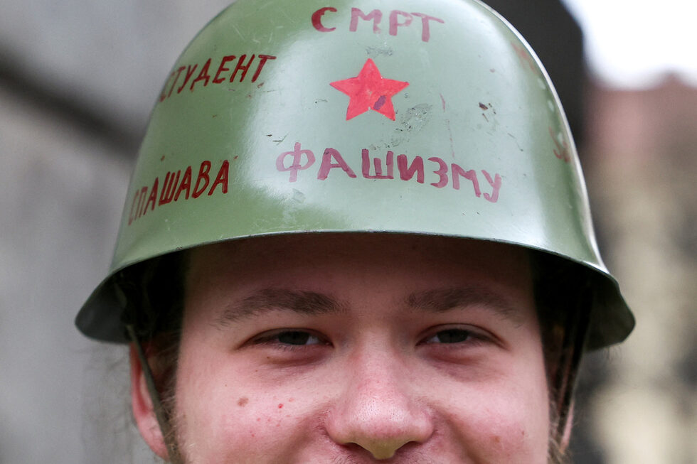 Полуразрушеният от ударите на НАТО Генерален щаб на някогашната югоармия да върне статута си на паметник на културата, поискаха студенти по време на протест в центъра на Белград.<br /><br />"Генералният щаб е наш, на всички нас!", скандираха студентите в деня, когато в Сърбия отбелязват 26 години от въздушните удари на Алианса срещу тогавашната СР Югославия.<br /><br />Ударите започват на 24 март 1999 г., прекратени са на 11 юни същата година и слагат край на едногодишния конфликт в Косово между режима на сръбски националист Слободан Милошевич и стремящите се към независимост косовски албански бойци.