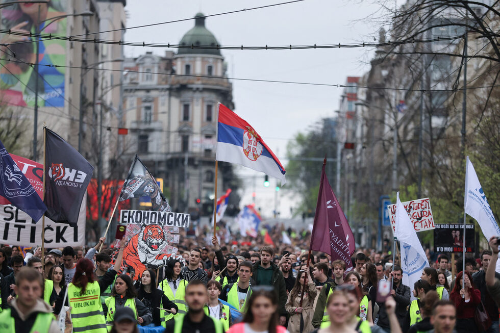 Протестиращите студенти, които блокират над 60 факултета в Сърбия заради трагедията в Нови Сад, не одобряват решението на правителството от миналата година за премахване на статута на паметник на културата на комплекса на Генералния щаб.<br /><br />Днес те внесоха искане в Конституционния съд за обявяването му за противоконституционно, инициираха подписка статутът на комплекса да бъде възстановен и носеха транспаранти, на които пише: "Народ без културна памет е народ без бъдеще!"