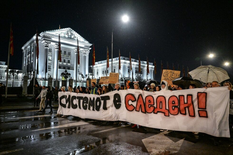 Хиляди хора излязоха на протест с искане за справедливост за жертвите от Кочани на централния площад "Македония" в Скопие. <br /><br />Слоганът на протеста е "Системата е следващата".