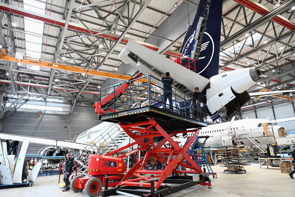 Хангар за ремонт на самолети Plane Tech.
