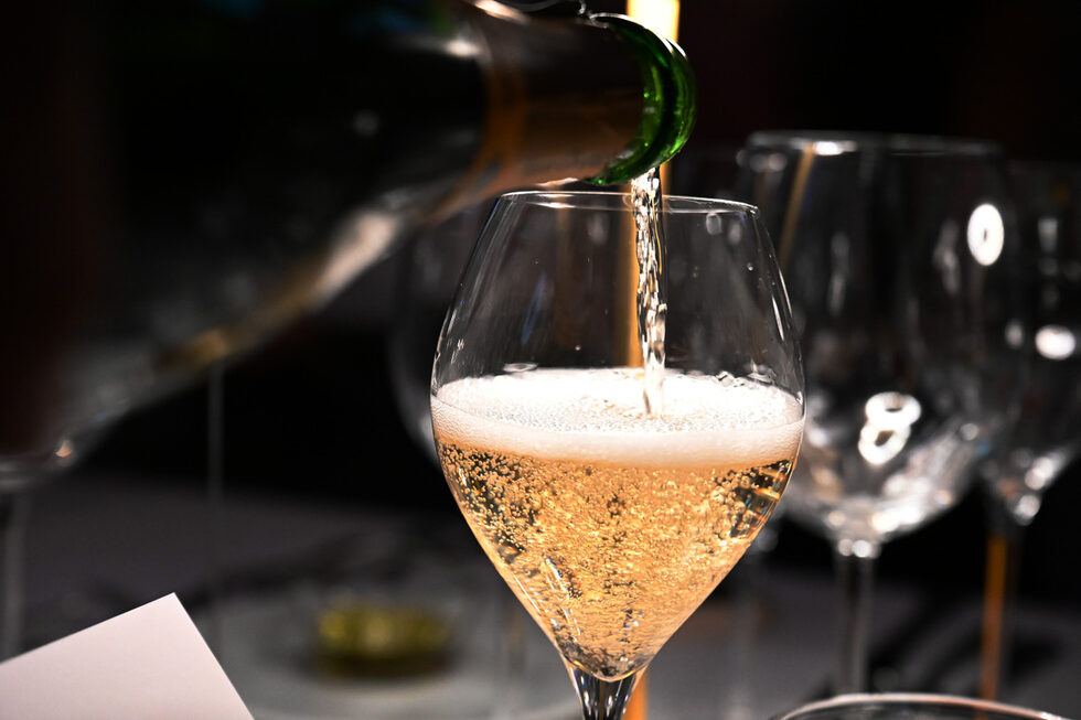 Ястието беше поднесено с чаша шампанско Veuve Clicquot.
