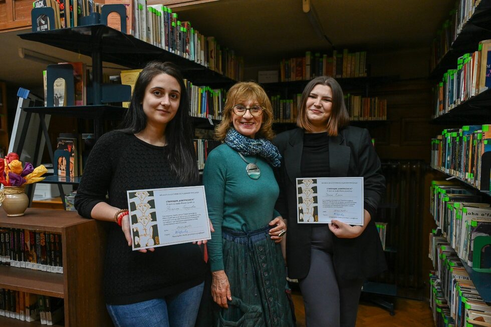Стипендиантите с проф. Анна Кръстева, която е член на журито, присъдило наградите.
