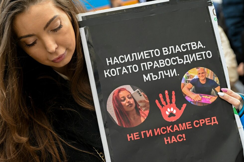 С множество плакати и скандирания "Няма да мълчим и няма да търпим", "Реформа" и "Убийците в затвора" те настояха за строги наказания за мъжът и жената от Перник, които са обвиняеми за насилие и убийства на животни, които са снимали, а видеата са продавали.