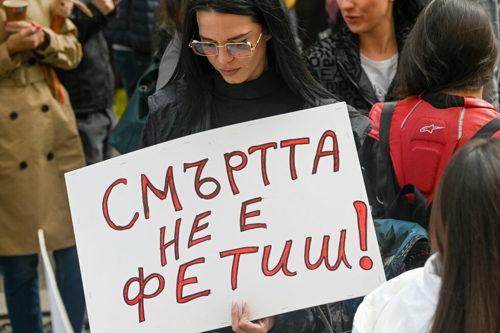 Протестиращите изразиха недоволство, че основното обвинение срещу двамата е за пране на пари.