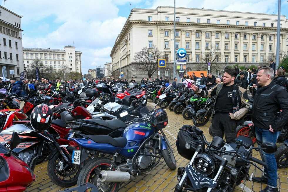Хиляди мотористи се събраха в центъра на София, за да открият мотосезона.