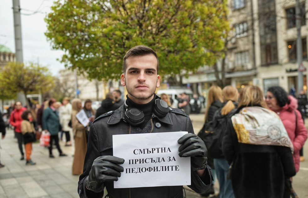 В писмо до медиите от Националната мрежа за децата, част от организаторите, посочват, че държавните институции и законодателството изостават драстично от съвременните форми на превенция и защита на децата. Освен това липсва адекватно наказателно преследване на всички случаи на домашно насилие, включително чрез целенасочена подготовка на специалистите в сферата. Липсва и достатъчен капацитет в системата за закрила на детето, която да подкрепя децата жертви на насилие.