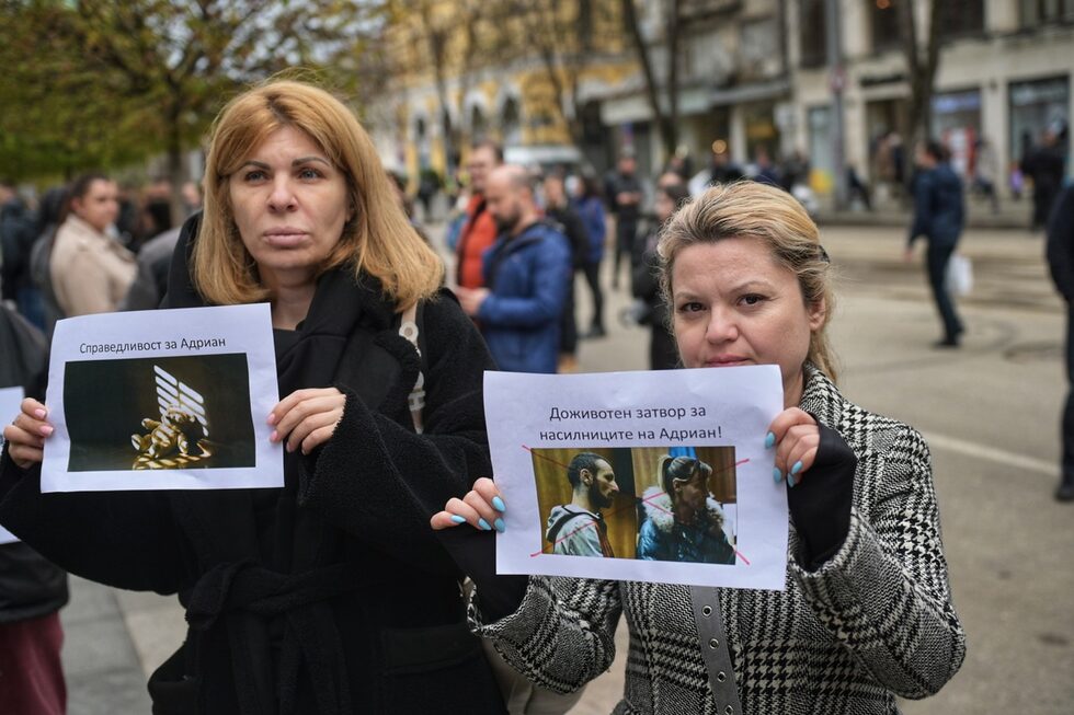 Граждани се събраха на протест против насилието над деца и педофилията пред Съдебната палата в София.