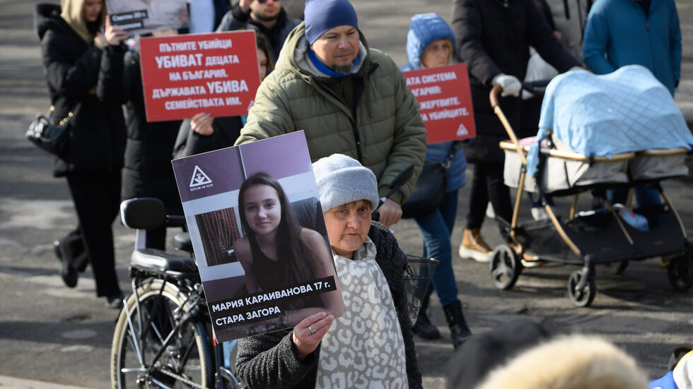 Пред протестиращите, събрали се пред сградата на оглавяваното от него министерство, правосъдният министър Георги Георгиев каза, че е готов законопроектът за вещите лица, който утре ще бъде публикуван за обществено обсъждане. "Работим за затягане на наказанията", добавил Георгиев, цитиран от БТА.