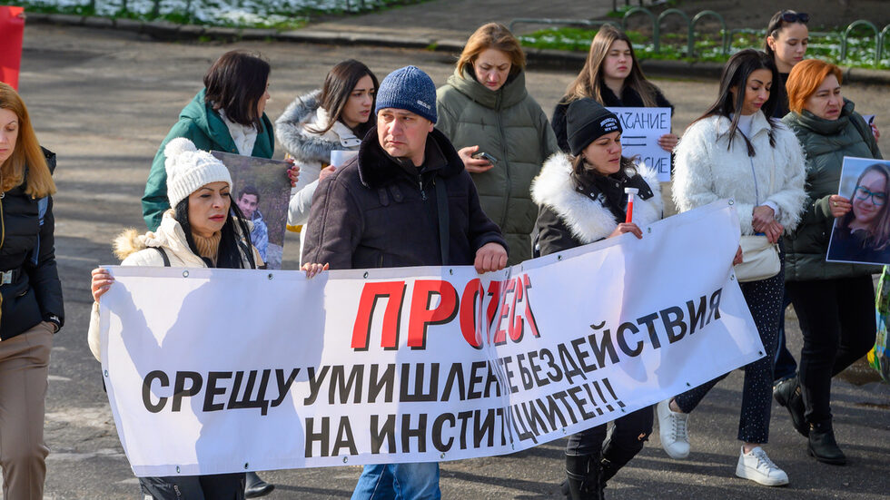 По думите на Георгиев министерството работи с представители на парламентарни групи да бъдат затегнати наказанията, без да има риск после да паднат в Конституционния съд. Добавил, че се готви и законопроектът за камерите за глобяване за скорост, които "трябва да докажат и покажат, че наказанието е неизбежно".