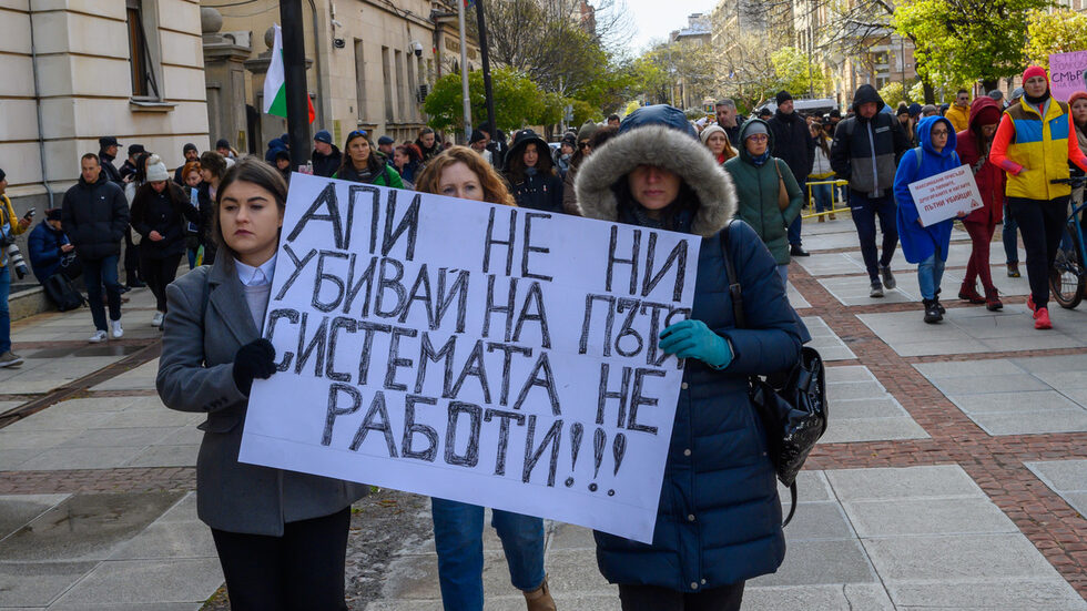 След пристигането на протестиращите пред сградата на АПИ шефът на пътната агенция Йордан Вълчев излезе пред тях и заяви, че "ако всички искат, ще си подам оставката". "Въпросът е, че като си подадем оставките, ще стане както всеки друг път. Нещата са от много време. Магистралите не се строят, много неща са забавени. Ще се забавят още повече", отбеляза той.