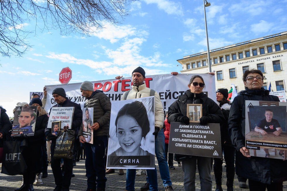Фотогалерия: Протест срещу "убийствата" на пътя настоя за оставката на шефа на пътната агенция