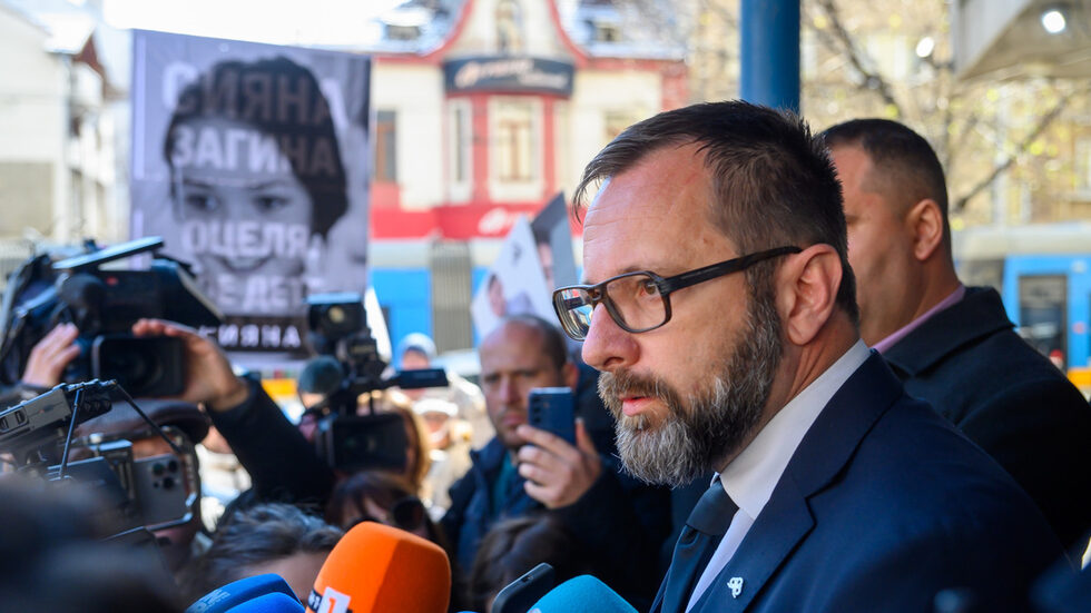 "Реакцията на АПИ е, че винаги сме отговаряли на всичките сигнали", каза Вълчев и покани родителите на загиналите деца да се качат в сградата на АПИ, където да бъдат обсъдени всички въпроси. От своя страна създателят на сдружение "Ангели на пътя" Петя Иванова каза, че настояват за оставката на Вълчев. "Ако си бяха свършили работата, много от убитите щяха да бъдат живи", изтъкна тя.